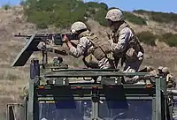 MTVRキャブ上部のM240機関銃を操作する海兵隊員。