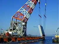 岩国飛行場新滑走路の建設中に、コンクリートブロックを護岸に設置する作業