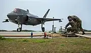 伊江島補助飛行場で給油を受けるF-35B戦闘機