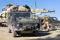 アフガニスタンへの派遣車両。2002年、カンダハール国際空港。