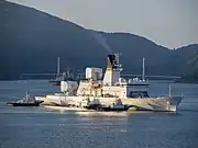 舞鶴港にて。後方の艦艇は海上自衛隊補給艦「ましゅう」（AOE-425）、橋は舞鶴クレインブリッジ。