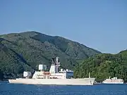 舞鶴港にて。後方の船舶は関西電力の広報施設兼博物館である「エルマールまいづる」（船舶型建造物）。