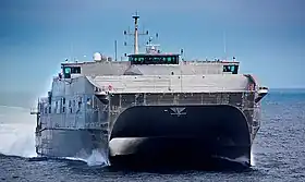 USNSスピアヘッド、この船体設計の一番艦。ベセスダは病院船と同様に船体と上部構造（英語版）は白く塗装され、大きな赤十字が描かれる予定である。