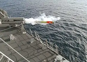 Mk 32 短魚雷発射管から発射されるMK-46魚雷