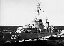 「DDE-825 カーペンター (1955年撮影)」50口径3インチ連装砲Mk.33が密閉式砲塔に変更されている。