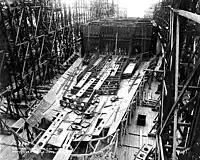 建造中のレキシントン級コンスティチューション(CC-5)（1922年2月撮影）