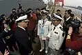 白い軍服が海軍士官。