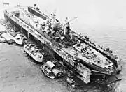 浮ドックと戦艦「アイオワ」。(第二次世界大戦中)
