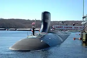 星条旗を掲げるジミー・カーター(SSN-23)