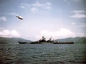 1944年夏の就役直後、グアンタナモ湾に停泊するミズーリ。特徴的な三色迷彩が施されている。