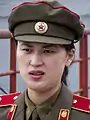クラッシュキャップを被った博物館員たる女性軍官（2011年8月）