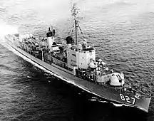 「DDE-827 ロバート・A・オーウェンズ (1957年撮影)」艦の前後の主砲が、70口径3インチ連装速射砲Mk.26に換装されたほか、Mk.15ヘッジホッグが撤去された。
