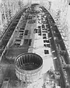 建造中のレキシントン級3番艦、サラトガ(CC-3)2番および3番砲塔の基部（バーベット）およびその間の長大な機関部区画がわかる（1922年3月8日撮影）