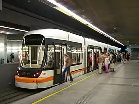 地下化したリンツ中央駅に停車する超低床電車(2011年撮影)