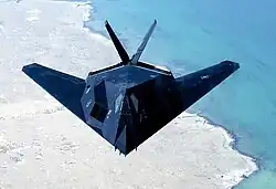 F-117の存在が初めて公表された際の公式写真の一枚。意図的に実際とは違った機体形状に見える構図のものとなっており、機体の前後方向の長さが実際よりも詰まって見える。