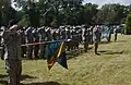 挙手の敬礼および旗の敬礼を行うアメリカ陸軍の軍人