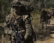 行軍中の第31 MEUの海兵隊員