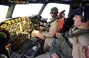 P-3C 副操縦士（左）と機上整備員（右）