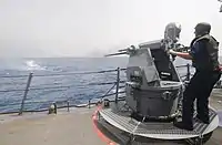 手動で訓練中のアーレイ・バーク級ミサイル駆逐艦「ミッチャー」の搭載砲。