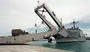 艦首から道板を繰りだした状態。
