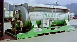 UT8C-5039 三菱化学物流所有、日本新聞インキ借受。福岡県/北九州貨物ターミナル駅にて、2002年10月27日撮影。