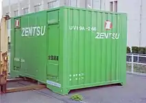 UV19A-266 この画像に写っている片妻片側L字方向の二面は、前記のコンテナ構造の反対側壁面となる。福岡県/苅田港駅にて。(1998年3月24日撮影)