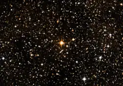 中央の明るい星がたて座UY星（DSS2で撮影された画像）