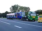 製造後トラックで輸送されるパリ・T4線向けのU25500形（2006年撮影）