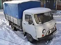 幌を装着したカーゴトラック型。