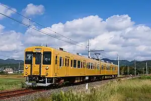 宇部線を走行する105系電車(2022年10月 上嘉川駅 - 深溝駅間)