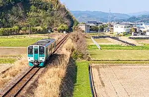 牟岐線を走行する列車(2022年4月、阿波橘 - 桑野間)