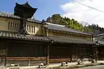 商家(奈良県宇陀市松山) 様々な大きさの格子を使用。二階は虫籠窓。