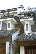 江戸時代中期以降、うだつの袖部分が独立し、装飾性を高める（袖うだつ）