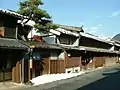 本うだつが防火性を高め、下部の壁が袖まで張り出す（袖壁）