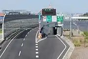 国道302号側の内回り（上社JCT方面）入口。すぐ後方に高針JCTが控える。