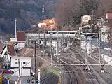 駅遠景（2011年1月）。右側でバスが停車している場所が北口駅前広場で、跨線橋の下にホームと駅舎がある。左側の階段が南口（昇降棟・南口広場整備前）