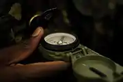 ウガンダ陸軍で陸上ナビゲーションに使われるレンザティックコンパス。照準器を使わずに体の正面で構え、方位目盛を直接見る体勢である