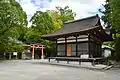 境内左奥に本殿、右に拝殿（桐原殿）。
