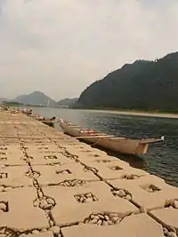 出番前長良川に停留されている鵜舟