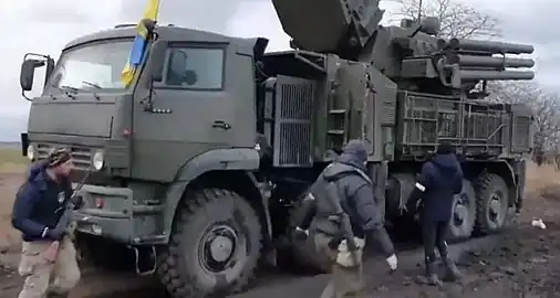 ロシア連邦軍のパーンツィリ-S1を鹵獲する隊員