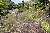 馬背岩の上面から北方向。湯谷温泉の大型旅館が並ぶ。