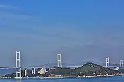 灯台は南端に設置されているウヅ鼻灯台。来島大橋の南側（写真中央やや左）に集落がある。