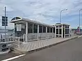 尾道方面行きバス停とエレベーターへ通じる通路