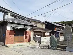 馬島の家並みと公民館