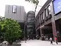 正面はシアター・ドラマシティ、右はメインホール入口（2009年8月13日撮影）