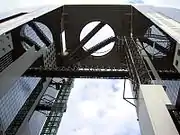 梅田スカイビル真下から見上げる