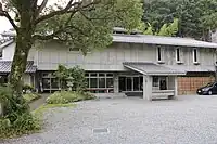 梅玉旅館。建物の背後にカタシボ竹林がある。