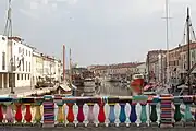 ヤーンボミングされた橋(Sleppa作、2014年、チェゼナーティコ)