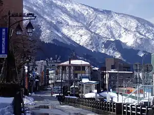 2008年3月時点の宇奈月グランドホテル(左手奥)と宇奈月温泉街