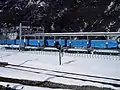 冬季閉鎖中の宇奈月駅。車両がブルーシートで覆われている（2008年3月）